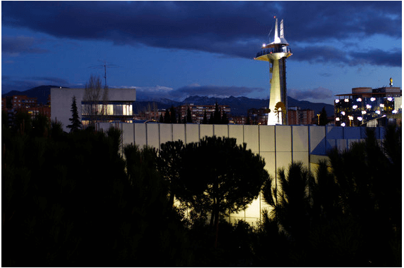 Sistema de iluminación de edificios mejora la seguridad aérea.