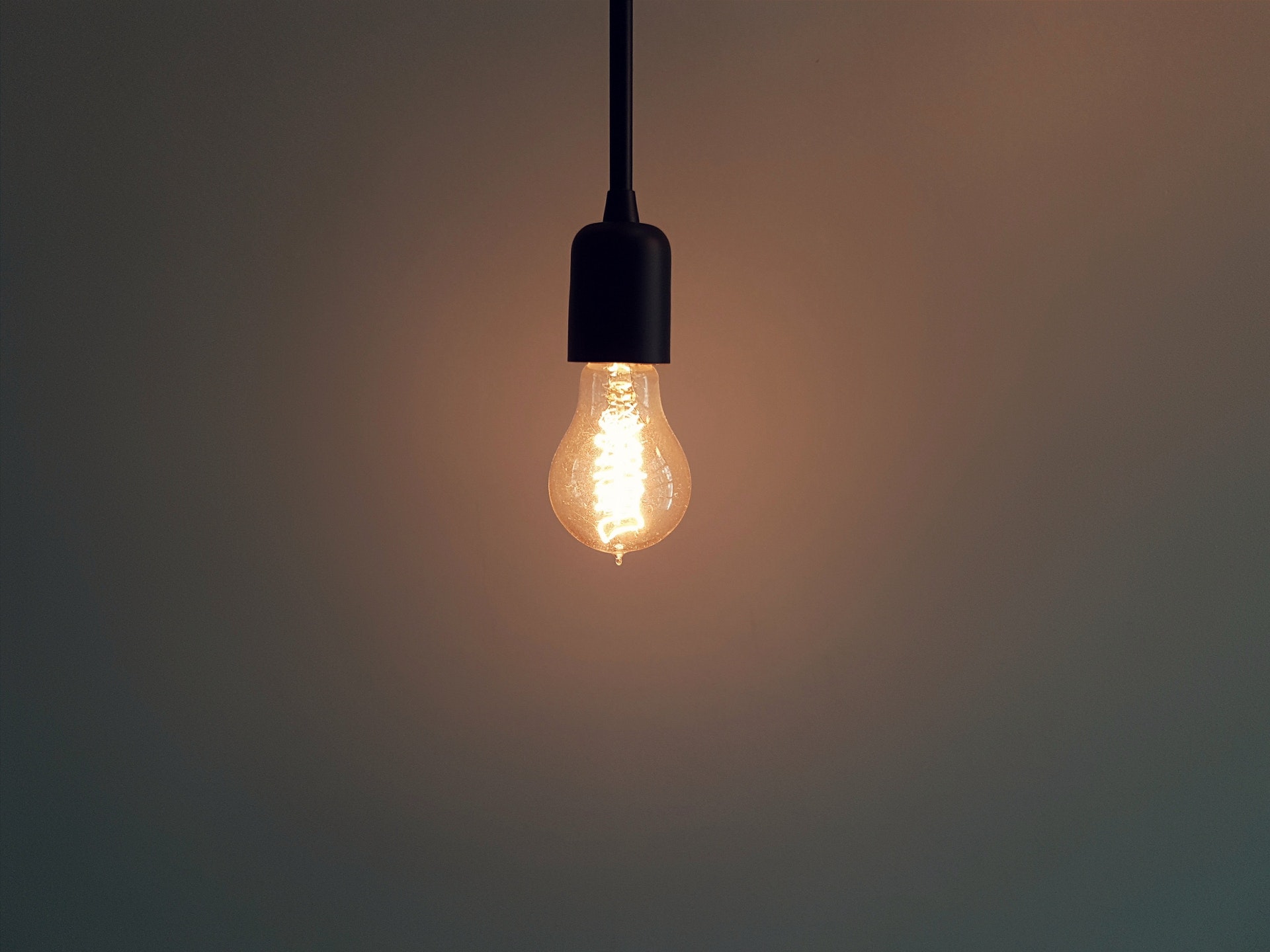 ¿Cómo se produce y llega la energía que usamos día a día?